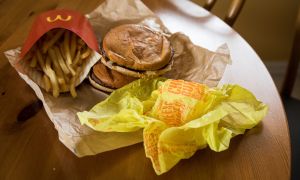 McDonaldâs $5 burgers, cheap drinks bring customers back from rivals
